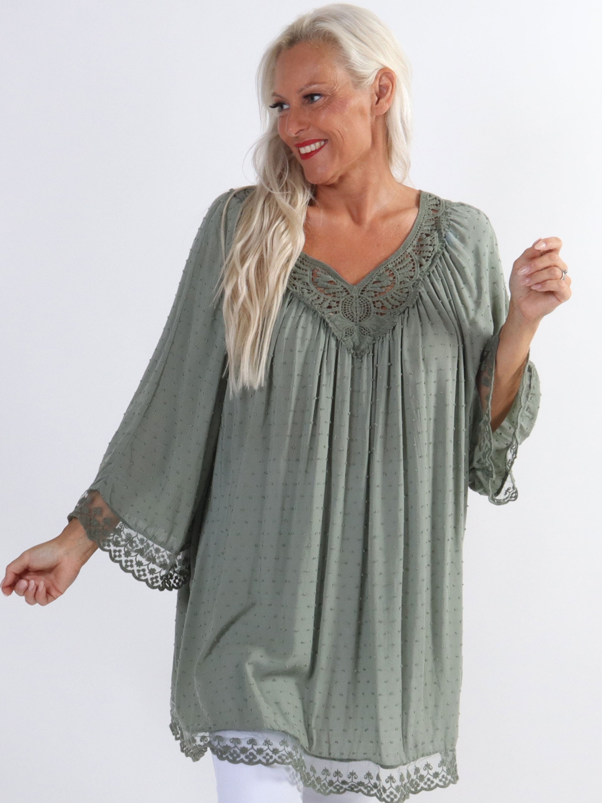 Benedicte - Söt tunika i plus size med broderade detaljer och spets - Army
